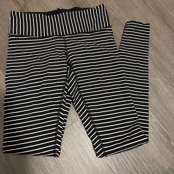 Black and White pinstripe leggings - Picture 2 of 3